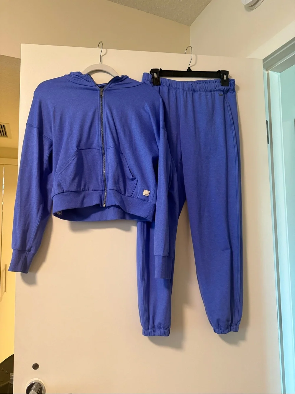 Like new vuori limited edit Zip Hoodie & Jogger Set